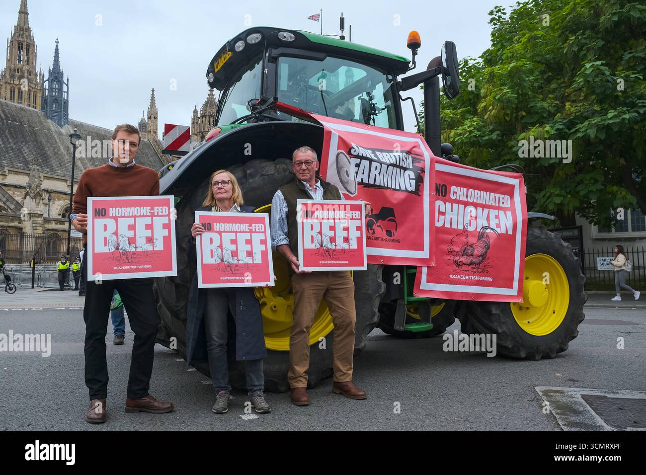 Londra, Regno Unito. 17 settembre 2025. Attivisti di circa 50 organizzazioni ambientaliste, sindacati, associazioni di beneficenza e altre organizzazioni hanno protestato contro la seconda visita di Stato del Presidente americano nel Regno Unito nella marcia "Trump Not Welcome" da portland Place a Parliament Square. Credito: Fotografia dell'undicesima ora/Alamy Live News Foto Stock