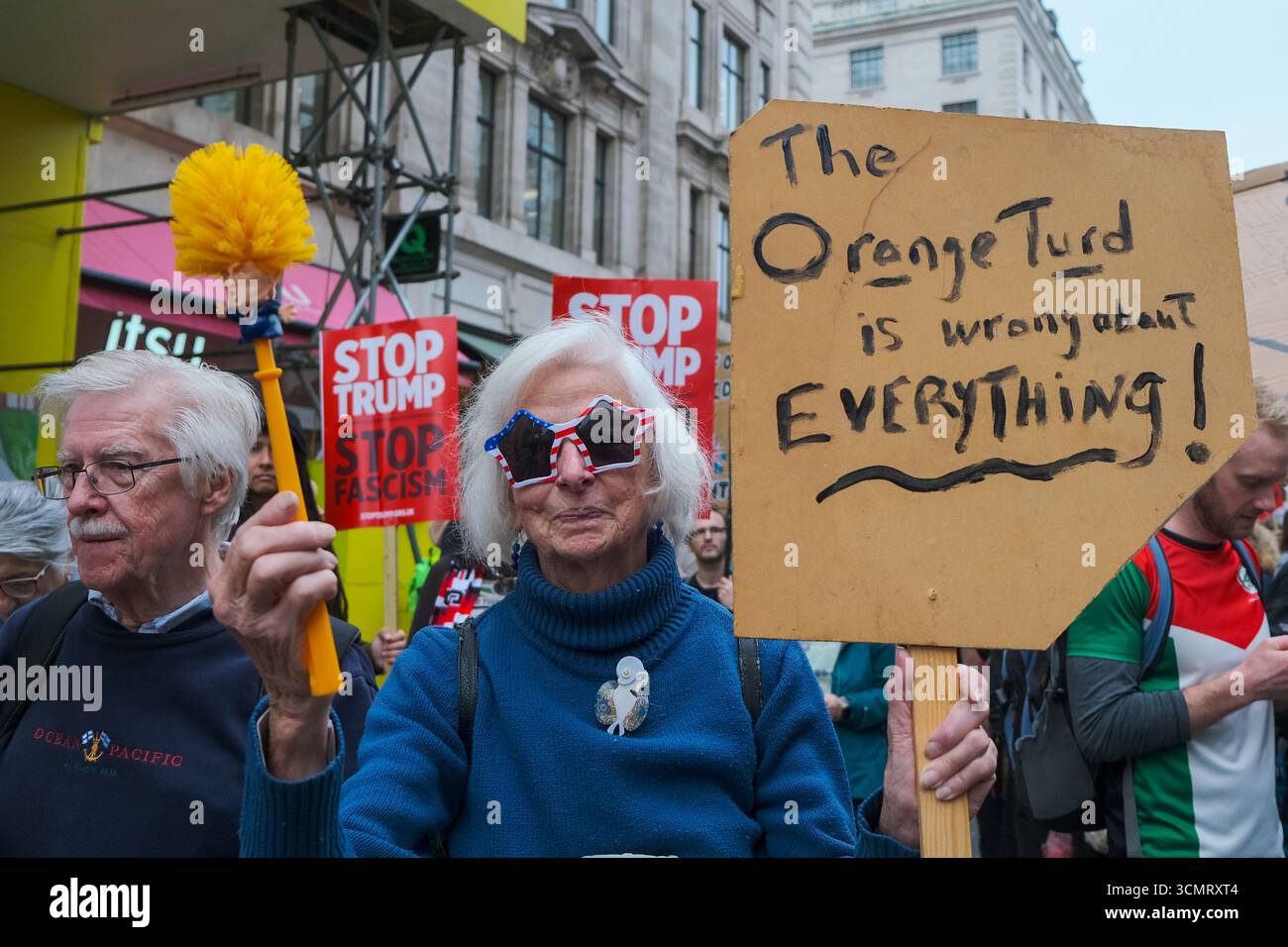 Londra, Regno Unito. 17 settembre 2025. Attivisti di circa 50 organizzazioni ambientaliste, sindacati, associazioni di beneficenza e altre organizzazioni hanno protestato contro la seconda visita di Stato del Presidente americano nel Regno Unito nella marcia "Trump Not Welcome" da portland Place a Parliament Square. Credito: Fotografia dell'undicesima ora/Alamy Live News Foto Stock