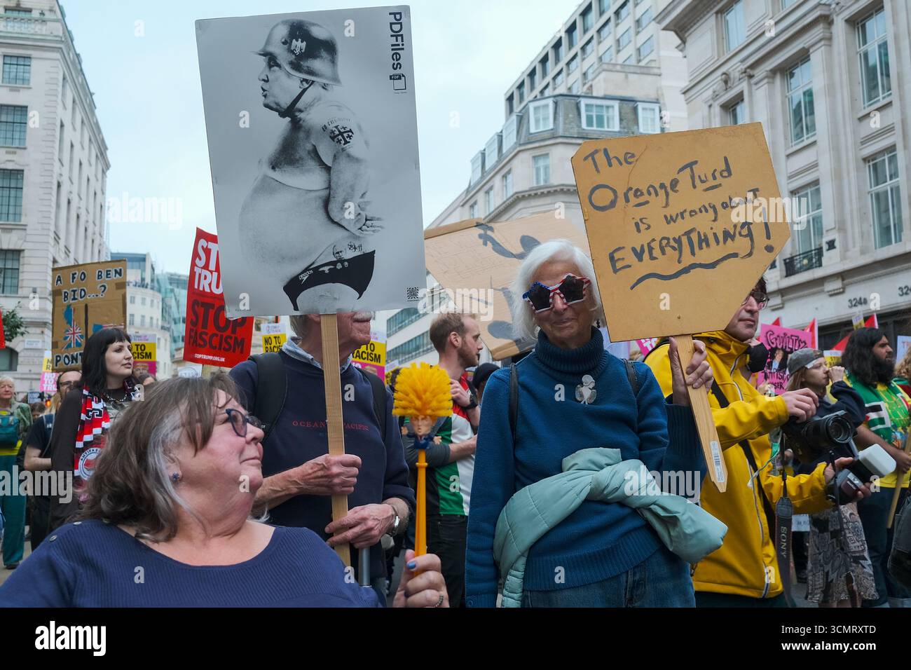 Londra, Regno Unito. 17 settembre 2025. Attivisti di circa 50 organizzazioni ambientaliste, sindacati, associazioni di beneficenza e altre organizzazioni hanno protestato contro la seconda visita di Stato del Presidente americano nel Regno Unito nella marcia "Trump Not Welcome" da portland Place a Parliament Square. Credito: Fotografia dell'undicesima ora/Alamy Live News Foto Stock