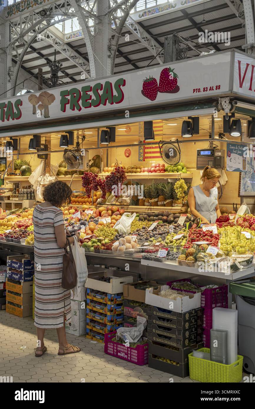 Bancarelle di frutta e verdura, Mercado Central Covered Market, Valencia, Spagna Foto Stock