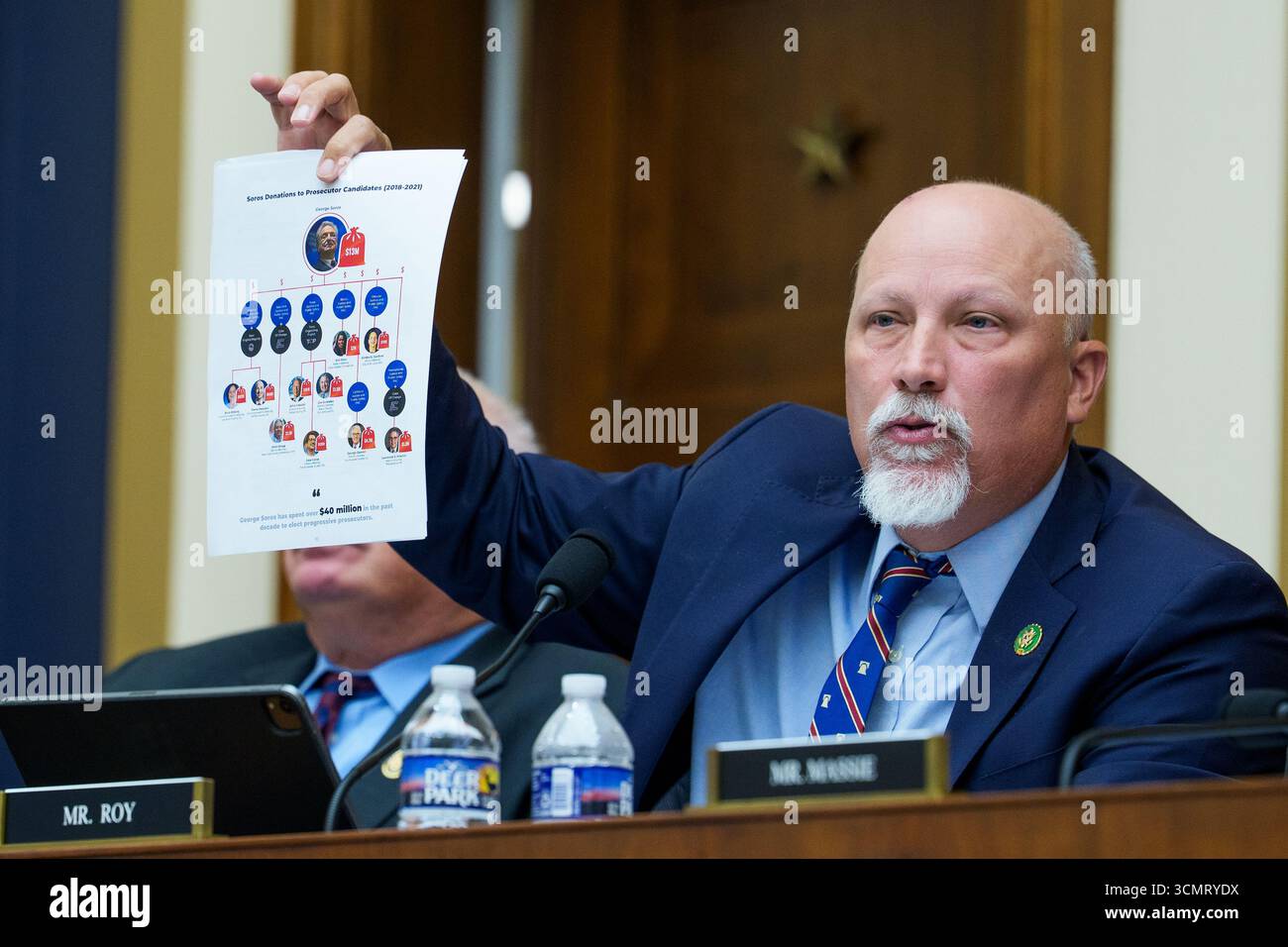 Washington, Stati Uniti. 17 settembre 2025. Il rappresentante degli Stati Uniti Chip Roy (Repubblicano del Texas) tiene una tabella dei contributi di George Soros durante un'audizione del Comitato giudiziario della camera nel Campidoglio degli Stati Uniti a Washington, DC, mercoledì 17 settembre 2025. Il direttore dell'FBI Patel sta testimoniando all'indomani dell'assassinio di Charlie Kirk e in mezzo a un esame sui fascicoli di Jeffrey Epstein. Foto di Aaron Schwartz/UPI credito: UPI/Alamy Live News Foto Stock