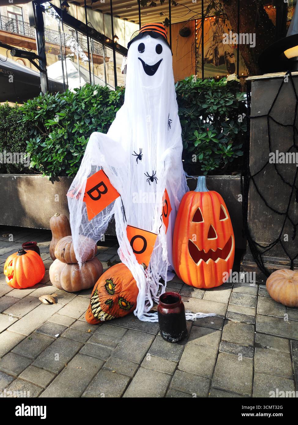 Zucche marcire disseminate sul portico anteriore insieme alle decorazioni di Halloween. Foto Stock
