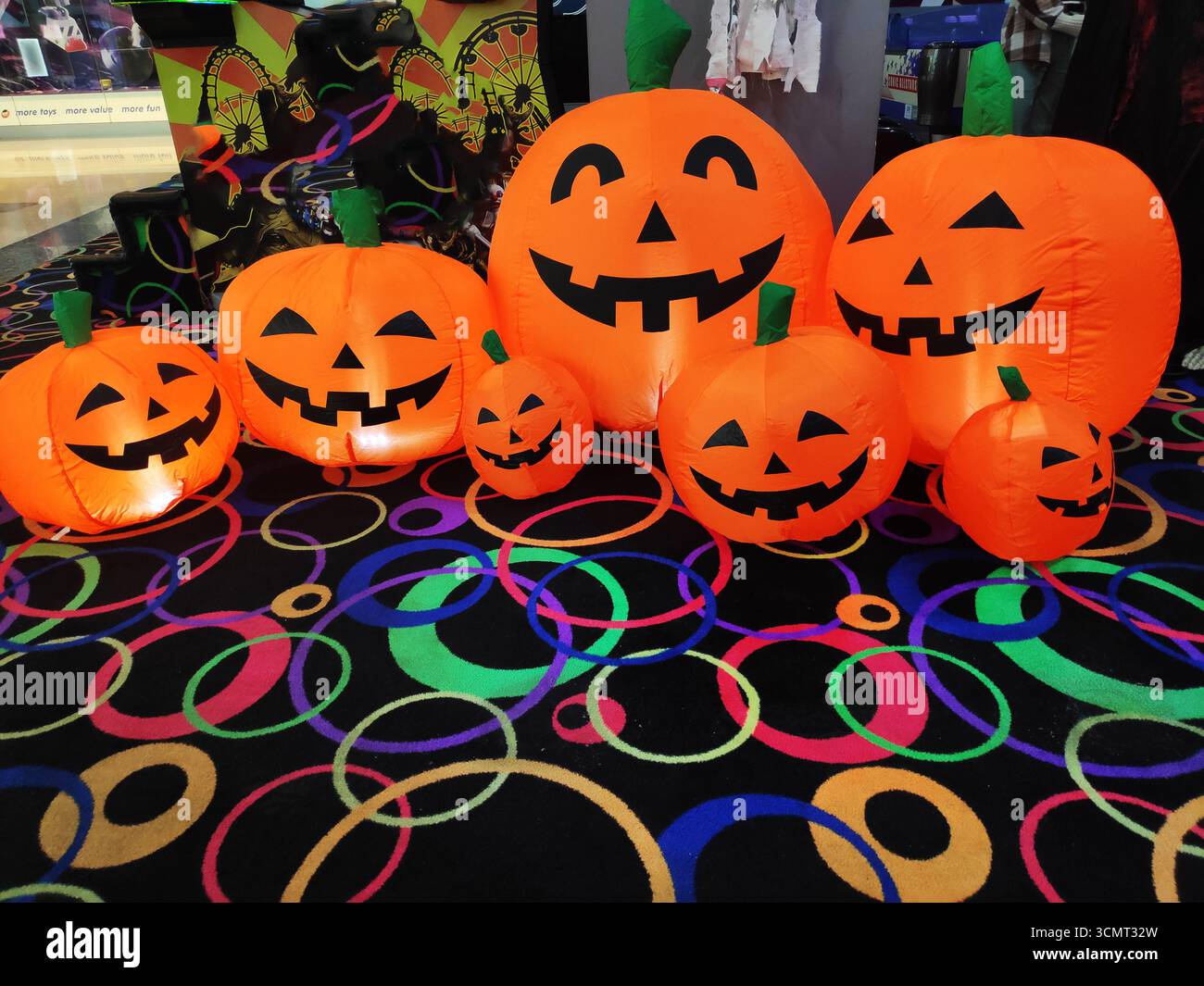 Zucche marcire disseminate sul portico anteriore insieme alle decorazioni di Halloween. Foto Stock