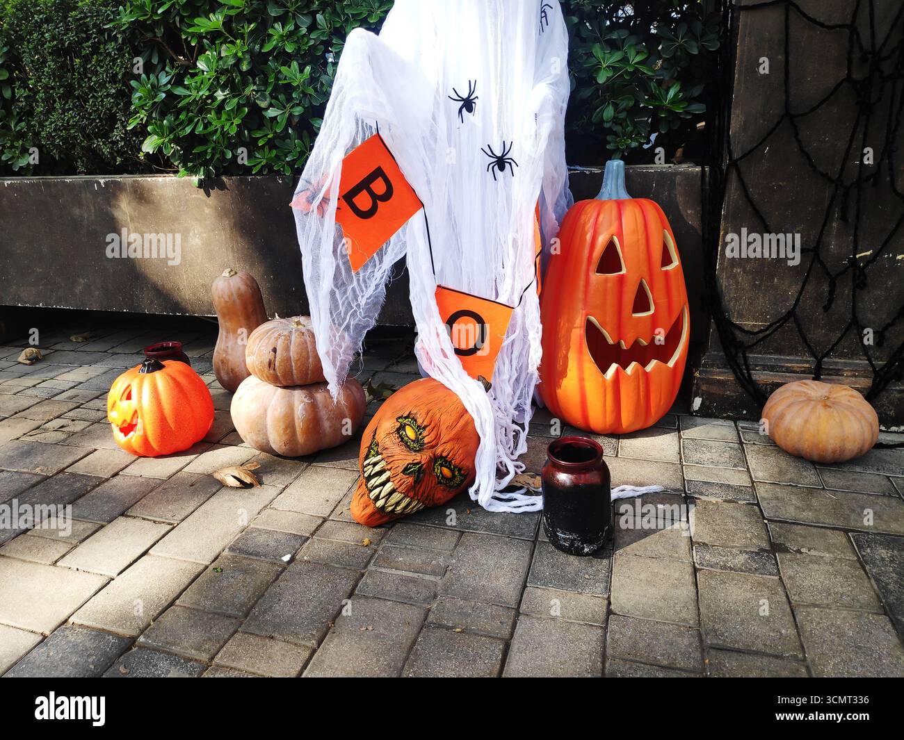 Zucche marcire disseminate sul portico anteriore insieme alle decorazioni di Halloween. Foto Stock