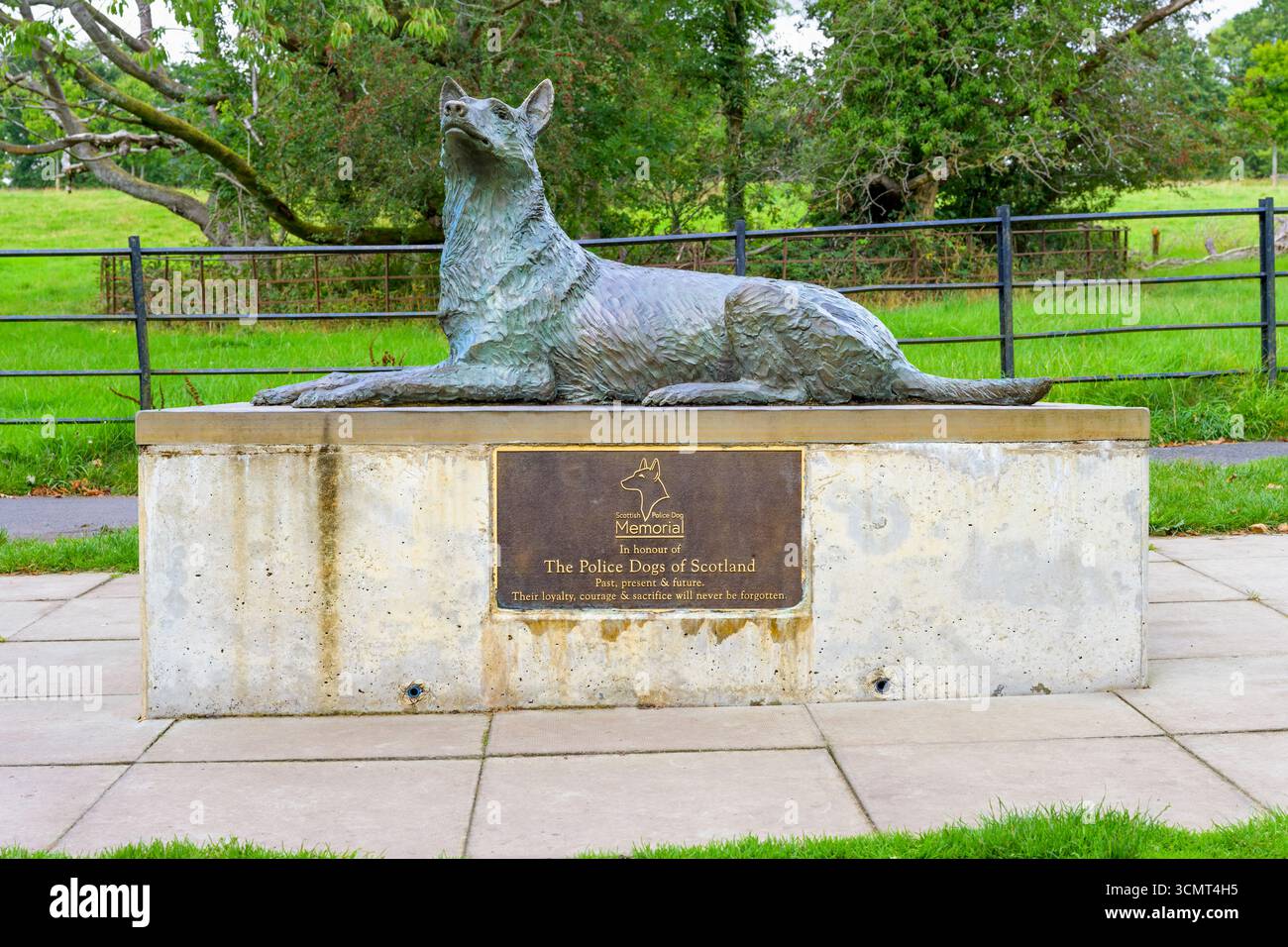 Scultura commemorativa ai cani della polizia di Scozia nel Pollok Country Park, Glasgow, Scozia, Regno Unito Foto Stock