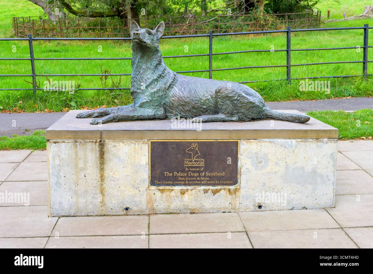 Scultura commemorativa ai cani della polizia di Scozia nel Pollok Country Park, Glasgow, Scozia, Regno Unito Foto Stock