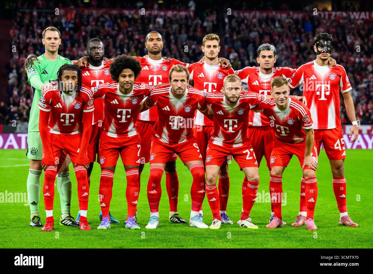 Monaco, Germania. 17 settembre 2025. Calcio, Champions League, Bayern Monaco - Chelsea FC, turno preliminare, partita 1, Allianz Arena. La squadra dell'FC Bayern Monaco si è unita per la foto della squadra prima della partita. Credito: Tom Weller/dpa/Alamy Live News Foto Stock