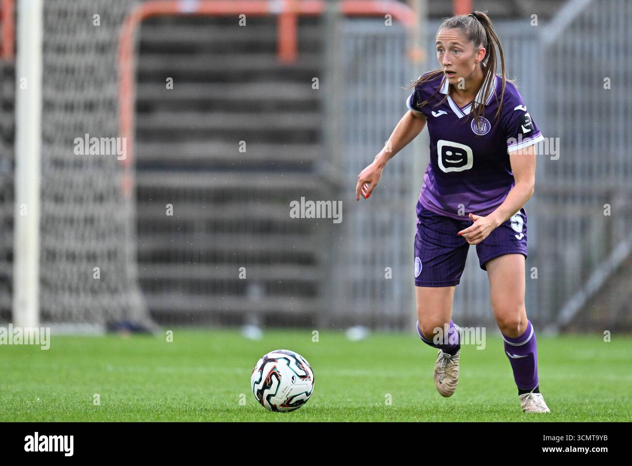 Deinze, Belgio. 17 settembre 2025. Fran Meersman (5) di Anderlecht nella foto durante una partita di calcio femminile tra RSC Anderlecht Women e Aris Limassol FC nel primo turno di qualificazione della stagione 2025-2026 della UEFA Womens Europa Cup, mercoledì 17 settembre 2025 a Deinze, Belgio. Crediti: Sportpix/Alamy Live News Foto Stock