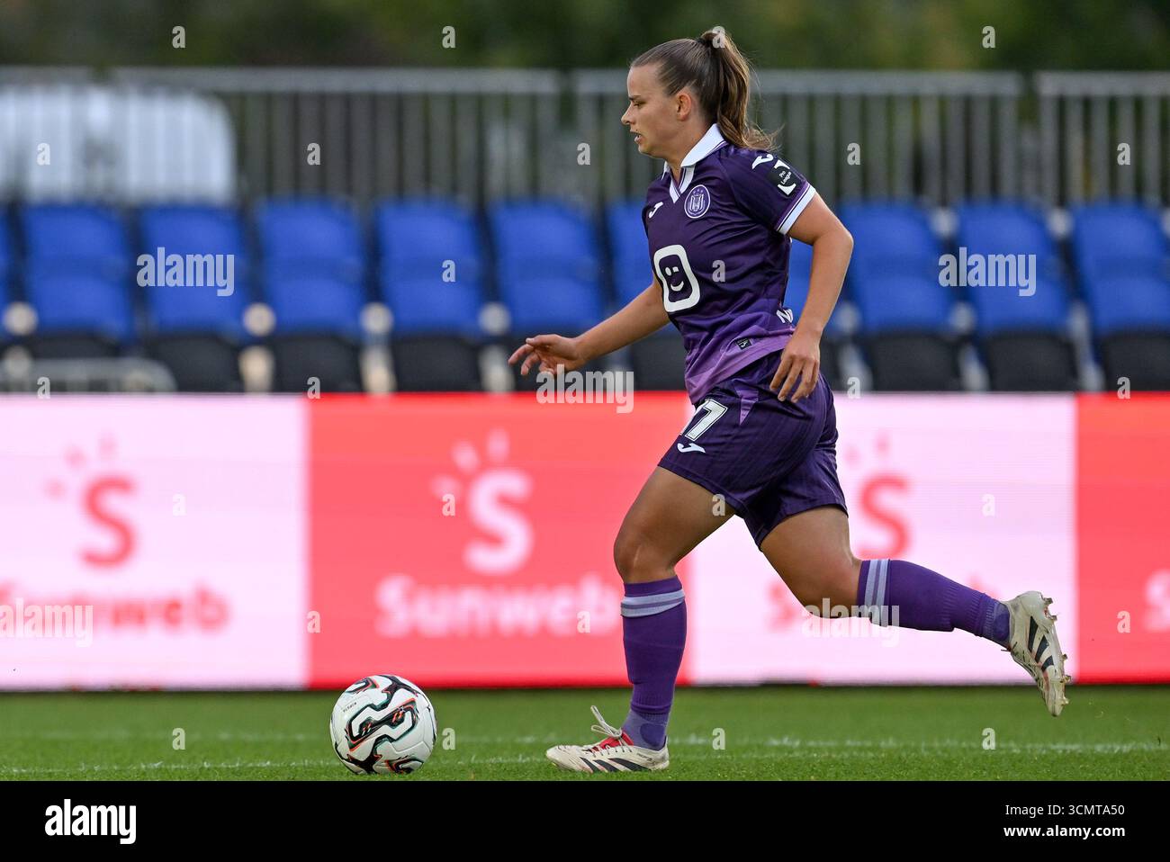 Deinze, Belgio. 17 settembre 2025. Karlijn Helsen (17) di Anderlecht nella foto di una partita di calcio femminile tra RSC Anderlecht Women e Aris Limassol FC nel primo turno di qualificazione della stagione 2025-2026 della UEFA Womens Europa Cup, mercoledì 17 settembre 2025 a Deinze, Belgio. Crediti: Sportpix/Alamy Live News Foto Stock