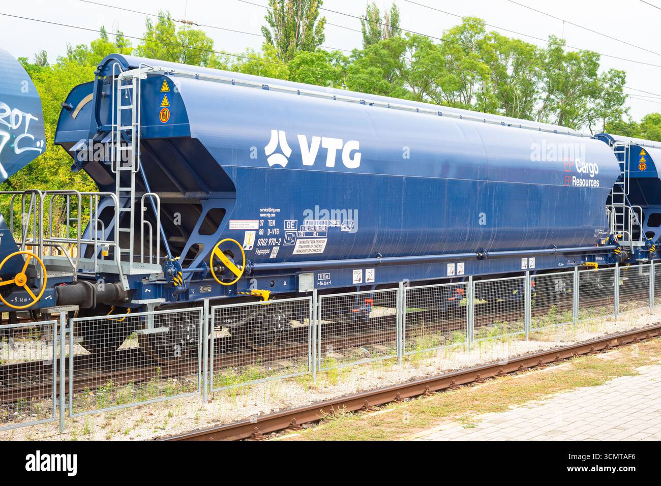 Moderno carro merci per il trasporto ferroviario di cereali. Concetto di trasporto urbano e infrastruttura. Foto Stock