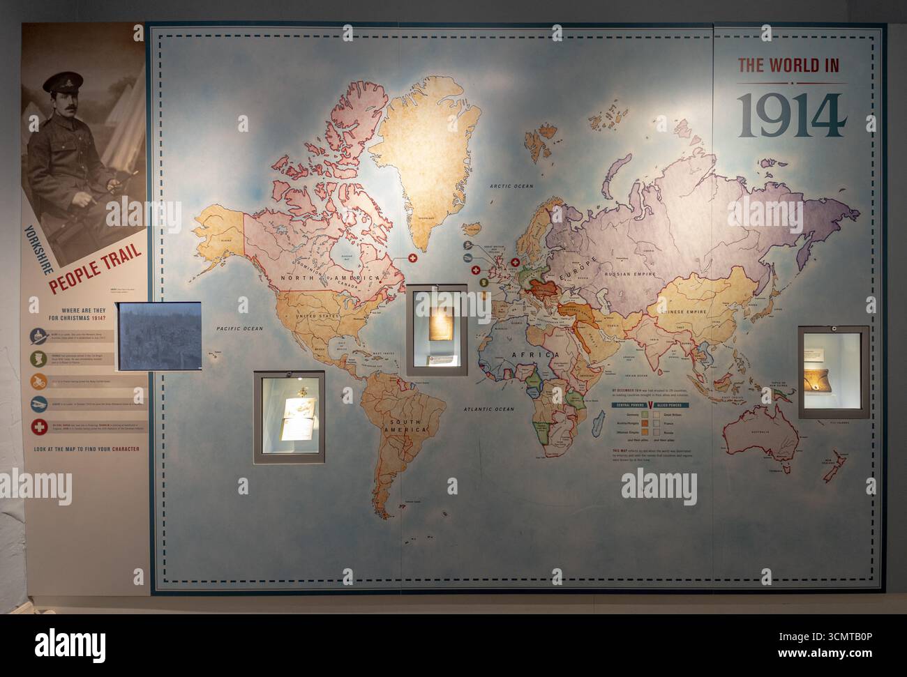 Mostra la mappa del mondo storico "il mondo nel 1914" con i confini dell'era della prima Guerra Mondiale, con pannelli interattivi e fotografie militari d'epoca Foto Stock