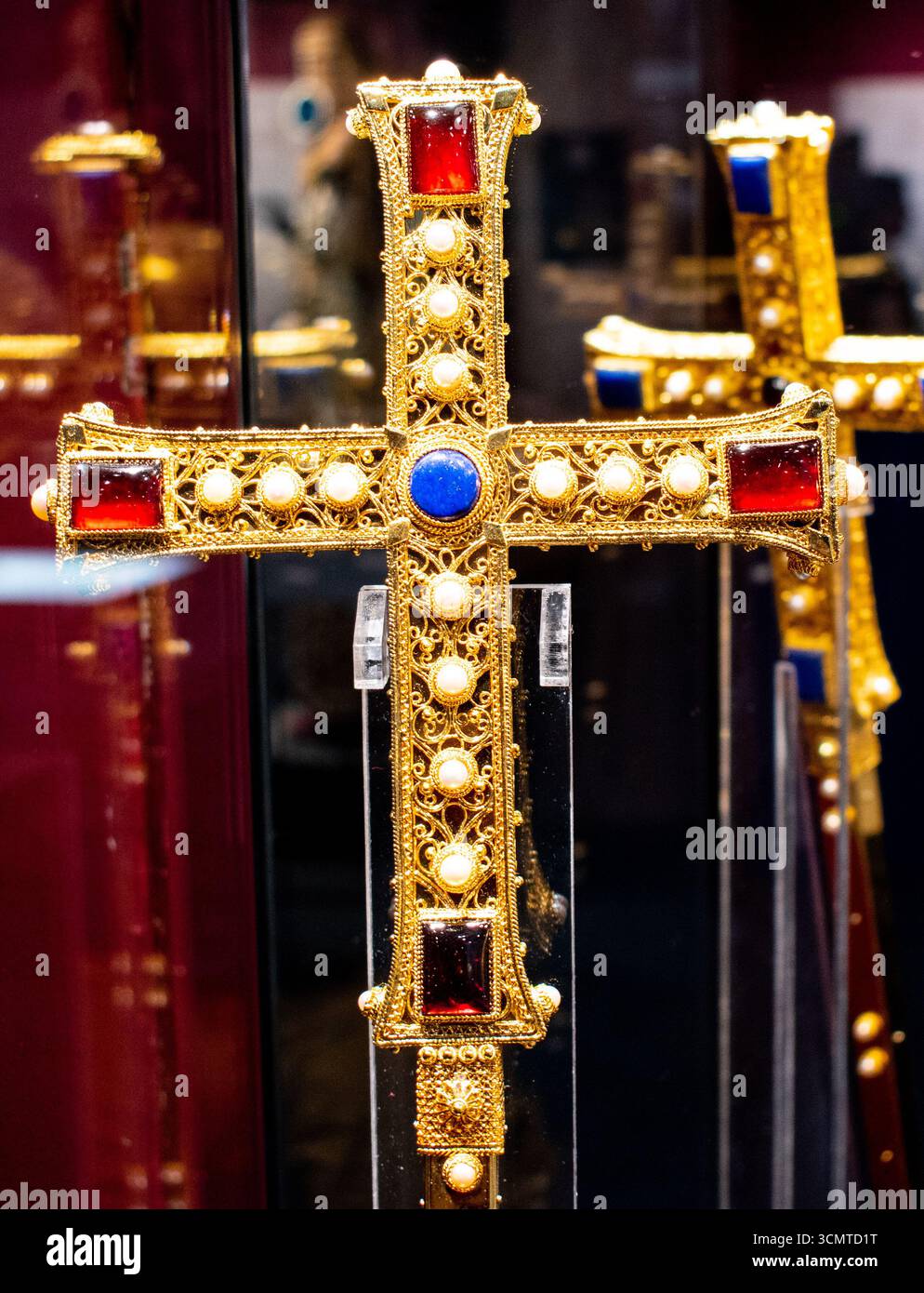 La croce dorata dei re serbi, conservata nel museo storico della Serbia a Belgrado Foto Stock