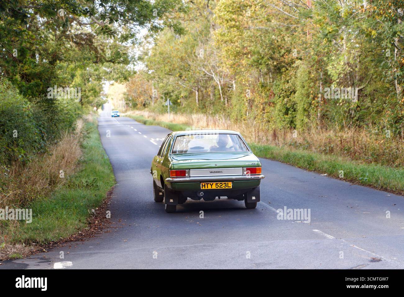 Classico Vauxhall Victor 2300SL verde anni '1973 1970 da dietro percorrendo una strada rurale alberata panoramica Foto Stock