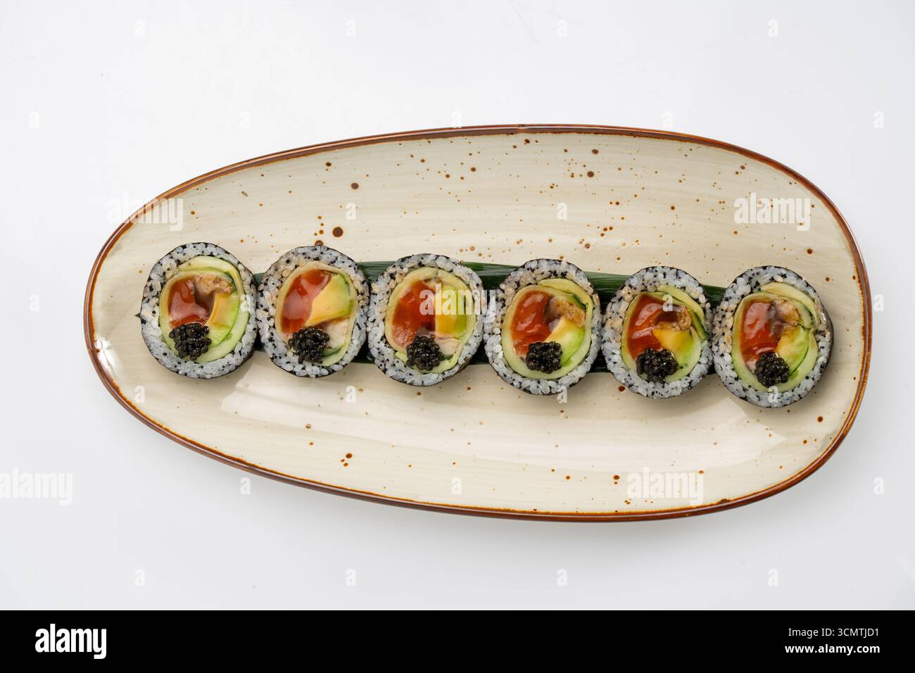Involtino di sushi Shimmy Saba fresco con cetriolo coreano, salmone e nori, isolato su sfondo bianco. Cucina giapponese, concetto gastronomico. Foto Stock