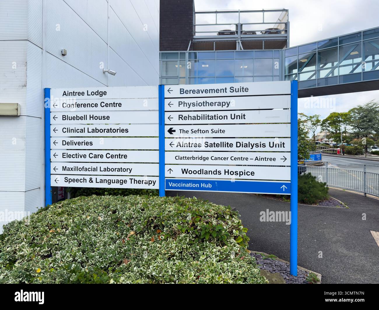 Insegna all'Aintree University Hospital Liverpool Inghilterra Regno Unito.settembre 2025 - Immagine stock catturata con smartphone
