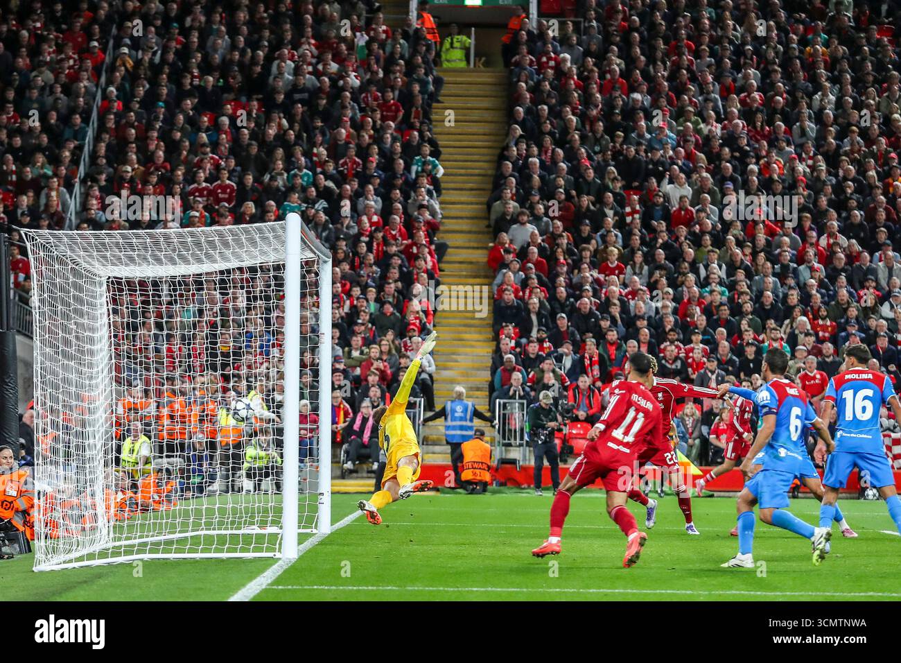 Liverpool, Regno Unito. 17 settembre 2025. Il difensore del Liverpool Virgil van Dijk (4) segna un GOL 3-2 dopo il portiere dell'Atletico Madrid Jan Oblak (13) durante la partita Liverpool FC vs Atletico Madrid Champions League turno uno ad Anfield, Liverpool, Regno Unito il 17 settembre 2025 Credit: Lee Keuneke/Every Second Media Credit: Every Second Media/Alamy Live News Foto Stock