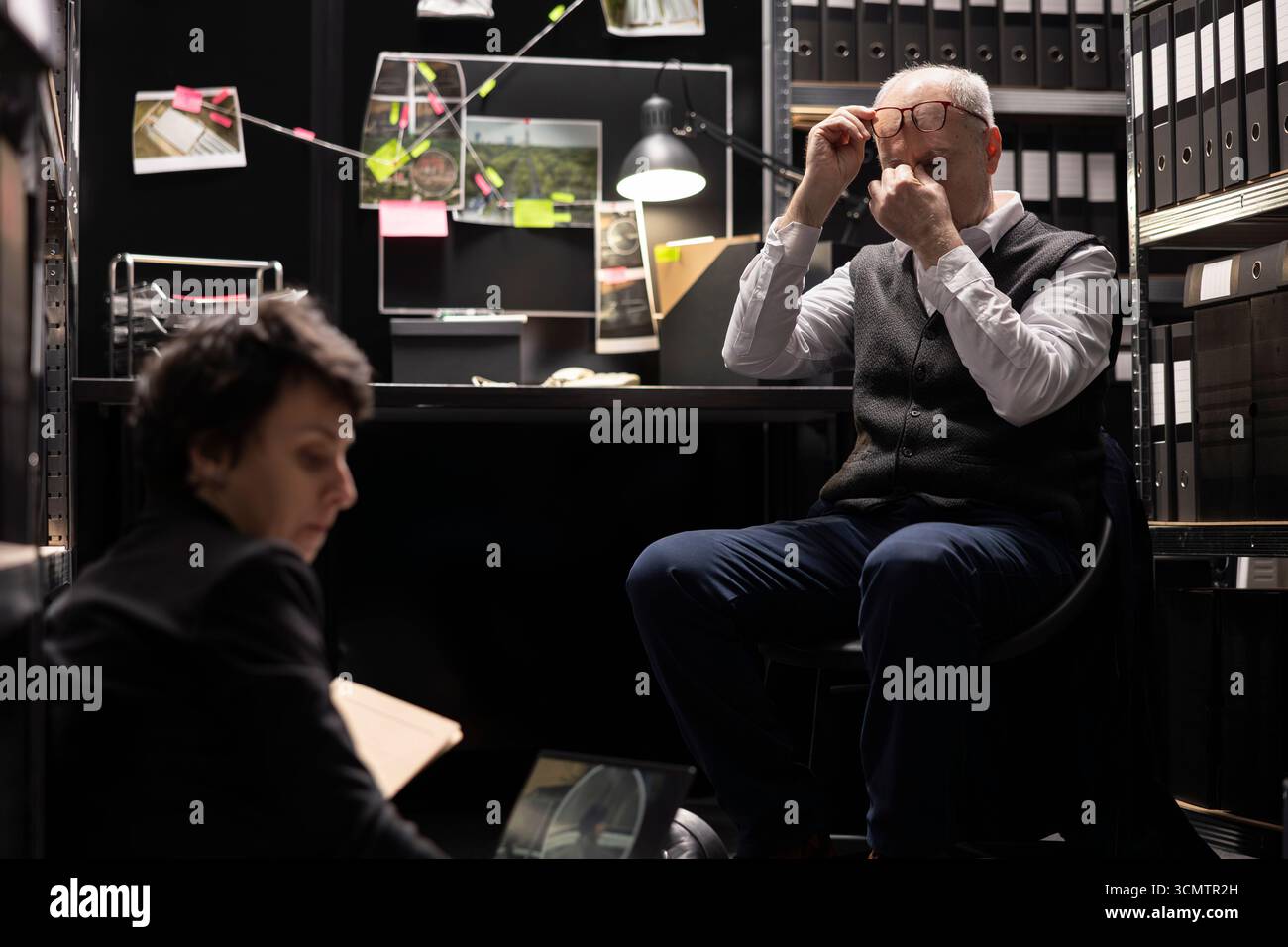 Due investigatori privati che conducono un'operazione clandestina per combattere un caso penale, organizzando e interpretando prove su una commissione misteriosa per risolvere un'indagine legale. Sala incidente. Foto Stock