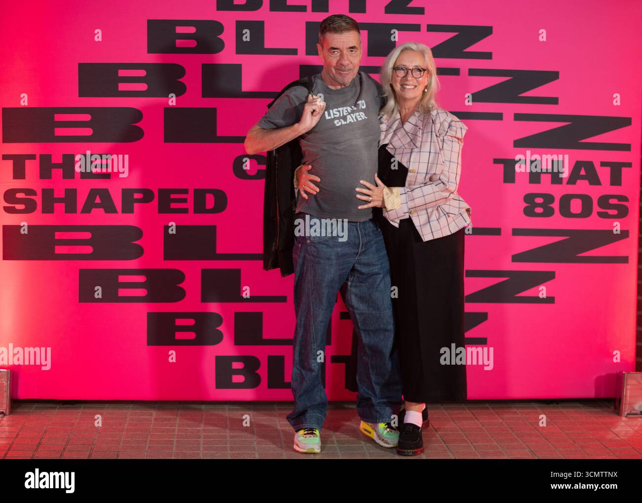 Londra, Regno Unito. 17 settembre 2025. Il batterista dello Spandau Ballet John Keeble e la moglie Leaflyn assistono al lancio della Blitz Club Exhibition athe Design Museum, High Street Kensington. Cristina Massei/Alamy Live News Foto Stock