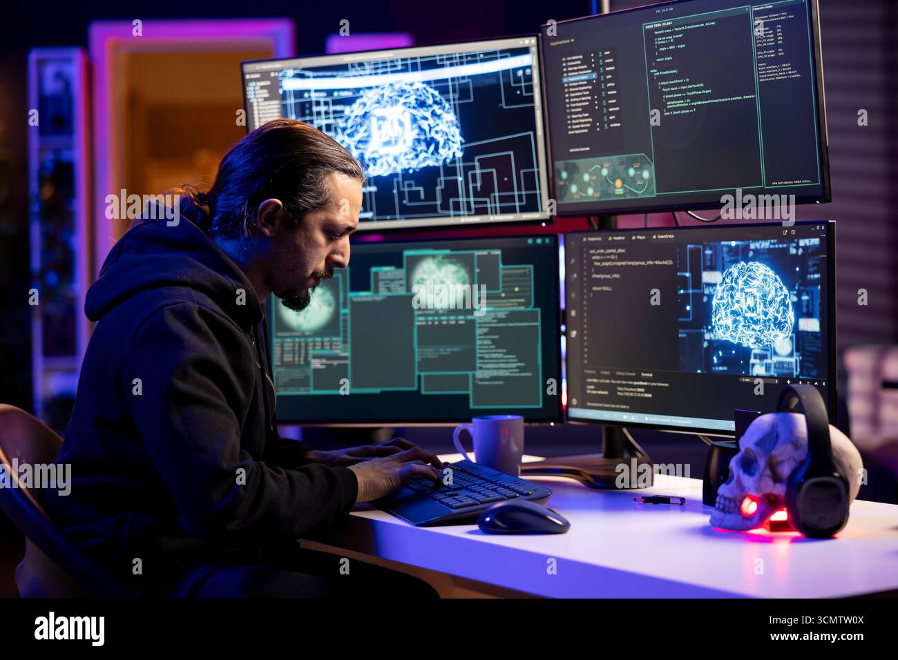 Gli hacker che eseguono attacchi di phishing utilizzando l'intelligenza artificiale, invogliando gli utenti a rivelare i dati delle carte di credito. Uomo che lancia attacchi DDoS utilizzando l'apprendimento automatico, inondando i server per bloccare i siti web Foto Stock