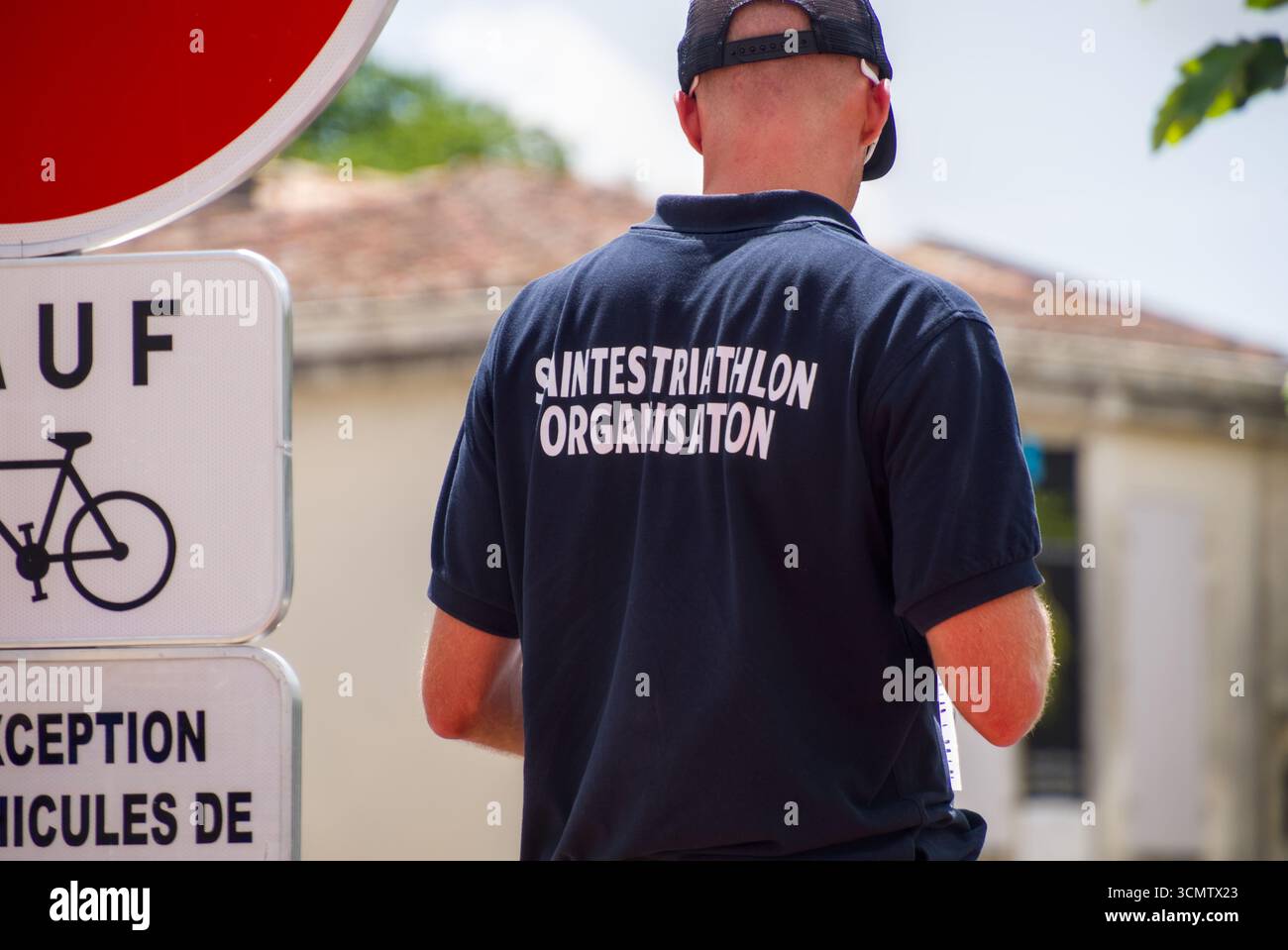 Vista posteriore di un membro del personale della squadra organizzatrice del Saintes Triathlon 2018 che indossa abbigliamento per eventi Foto Stock