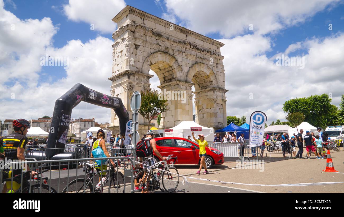 Vista dell'evento sportivo Saintes Triathlon 2018, che mostra atleti, spettatori e gare Foto Stock