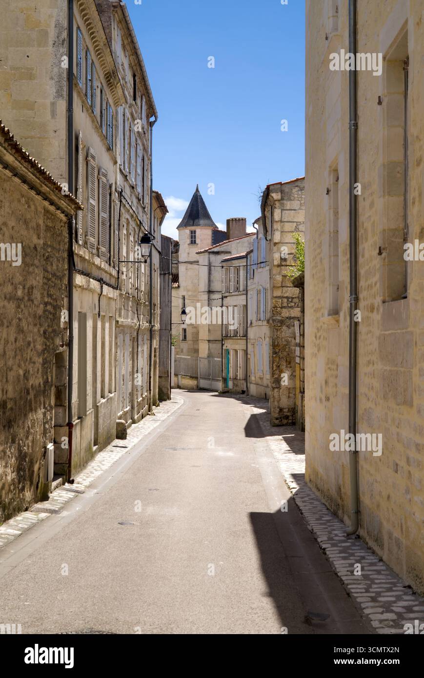 Strada stretta e vuota a Saintes, con edifici storici e una tranquilla atmosfera urbana Foto Stock