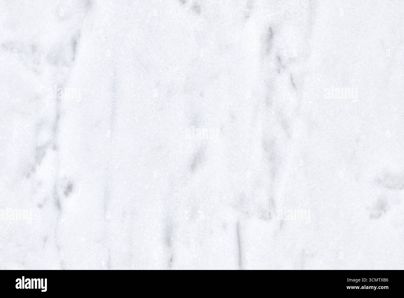 La superficie pulita in marmo bianco delle cave di Carrara mostra eleganti vene grigie naturali. Texture in pietra italiana di alta qualità, perfetta per design e archi di lusso Foto Stock