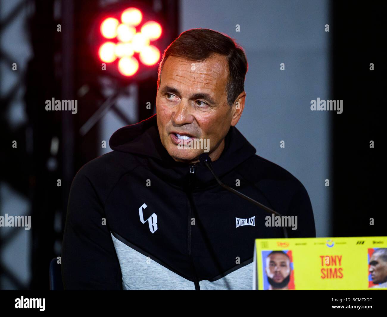 LONDRA, REGNO UNITO. 17 settembre 2025. Ben Connor trainer Toni Sims durante Chris Eubank Jr-Conor Benn II Launch Press Conference in collaborazione con Riyadh Season, The Ring, SELA, Matchtoom Boxing e BOXXER, live ed esclusiva in tutto il mondo su DAZN al Tottenham Hotspur Stadium mercoledì 17 settembre 2025 a LONDRA, INGHILTERRA. Crediti: Taka G Wu/Alamy Live News Foto Stock