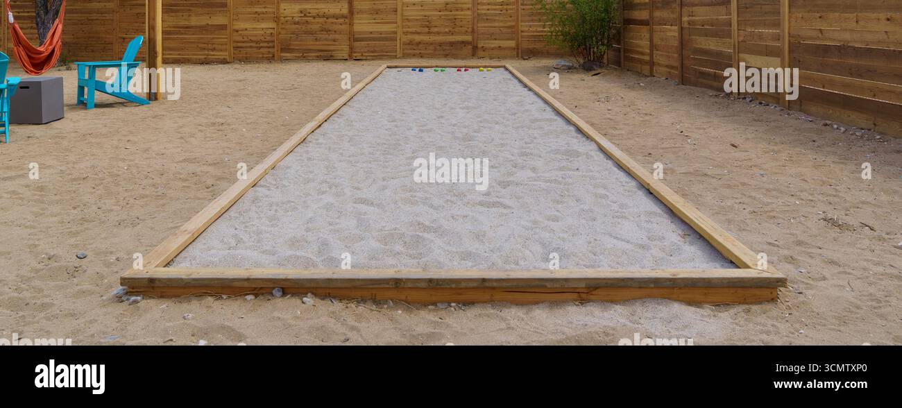 campo da bocce, campo da bowling su prato in un cortile circondato da una recinzione di legno Foto Stock