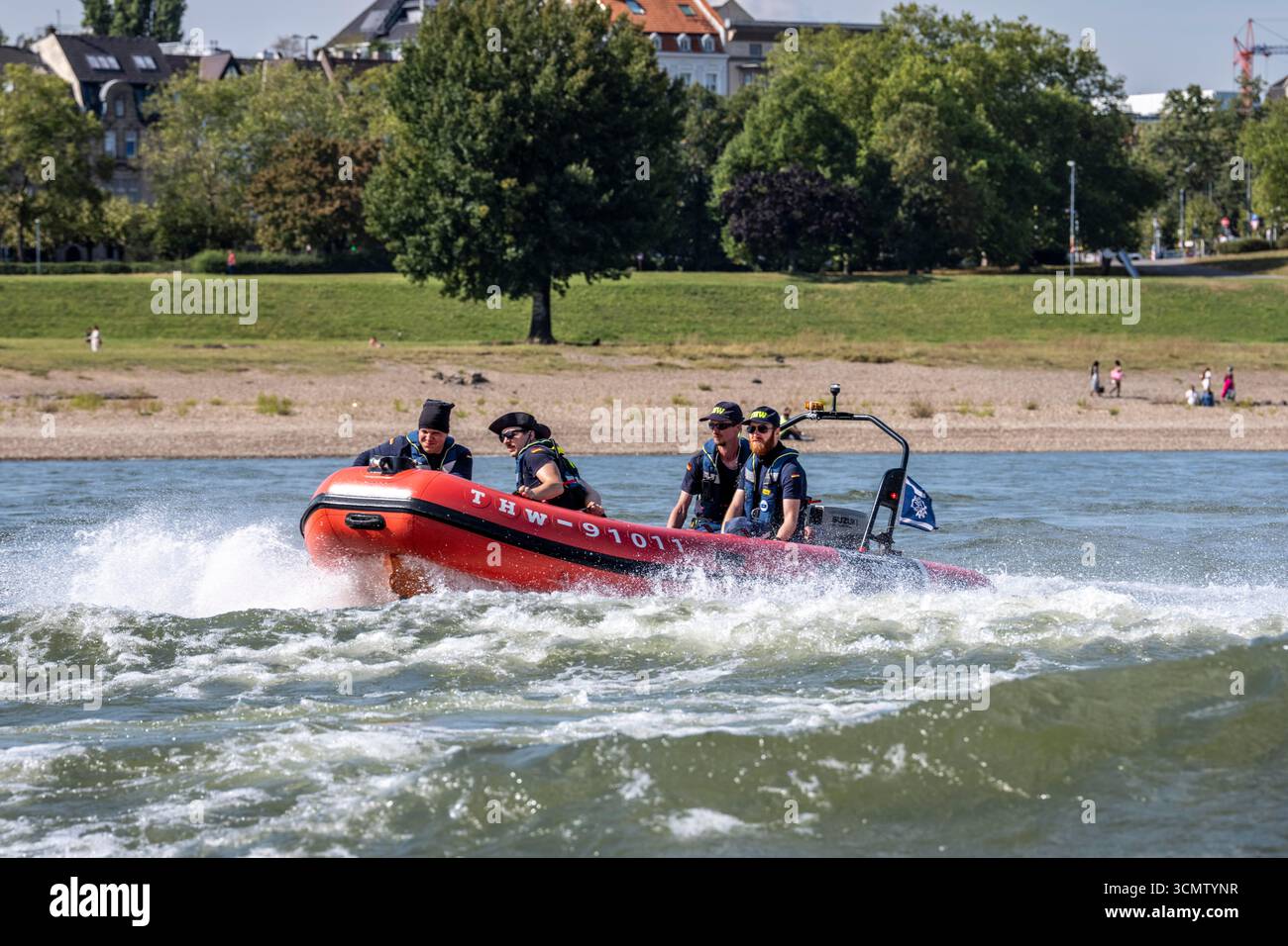 Imbarcazione gonfiabile THW durante un esercizio di addestramento sul Reno vicino a Düsseldorf, il gruppo di specialisti dei rischi d'acqua, durante il corso di più giorni su larga scala Foto Stock