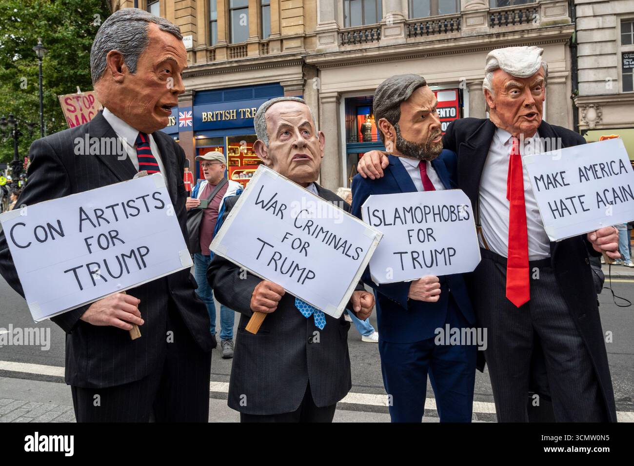 I manifestanti con maschere di Trump, Netanyahu, Vance e Farage hanno i segni "Make America hate Again" "ar Criminals for Trump" "con Artists for Trump”. Lon. Foto Stock