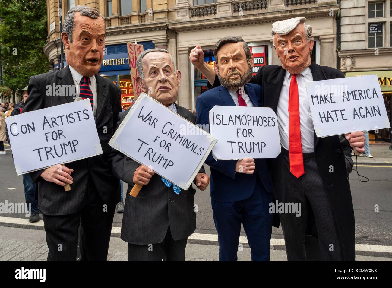 I manifestanti con maschere di Trump, Netanyahu, Vance e Farage hanno i segni "Make America hate Again" "ar Criminals for Trump" "con Artists for Trump”. Lon. Foto Stock