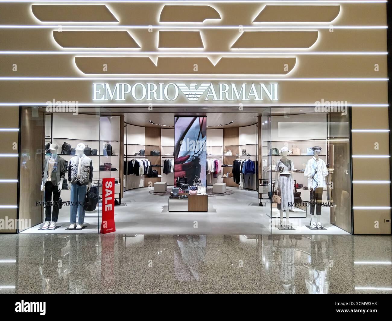 Kuala Lumpur, Malesia - 26 marzo 2025: Negozio di moda di lusso che espone abbigliamento e accessori eleganti presso l'aeroporto internazionale di Kuala Foto Stock
