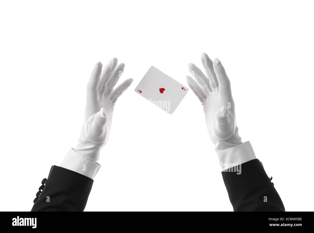 Le mani del mago maschile con carta da gioco levitante su sfondo bianco Foto Stock