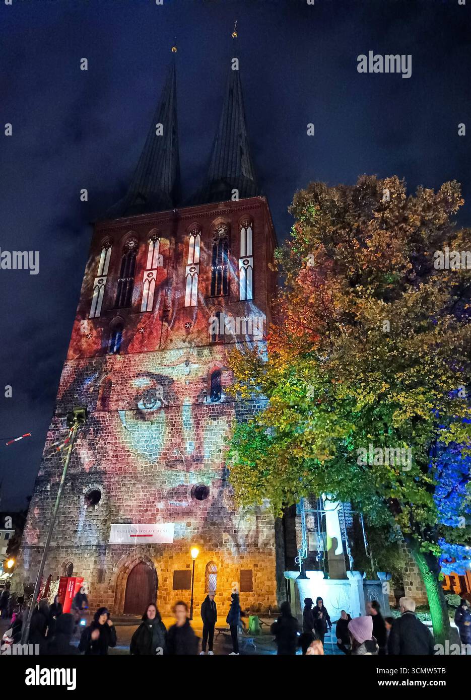 Berlino, Germania - 13 ottobre 2024: Costruzione della Nikolaikirche (chiesa di San Nicola) illuminata con mappatura 3d durante l'annuale Festival delle luci di Berlino Foto Stock