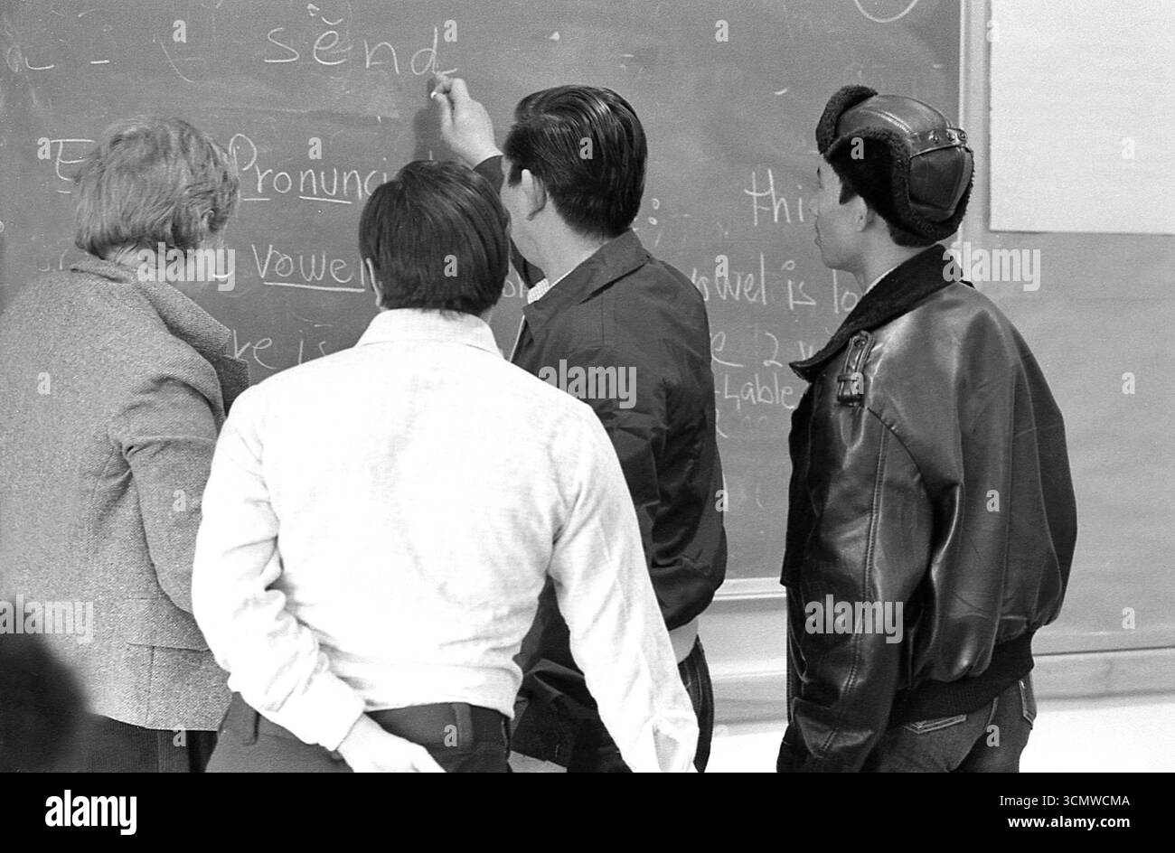 Washington DC, USA, 1994. Immigrati che imparano la lingua inglese in un ambiente scolastico. Foto Stock