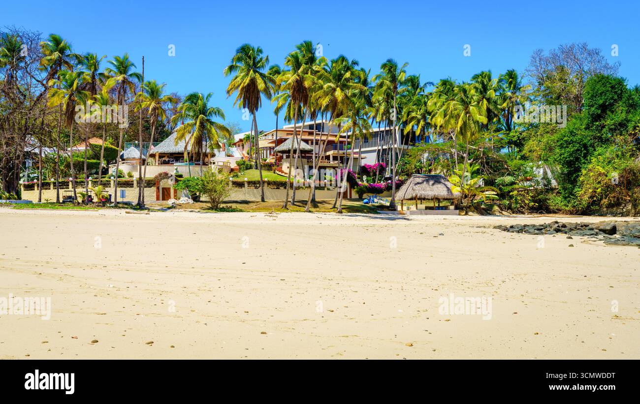 26 febbraio 2024, isola di Contadora, Panama: Spiaggia sabbiosa e resort sull'isola di Contadora, Panama Foto Stock