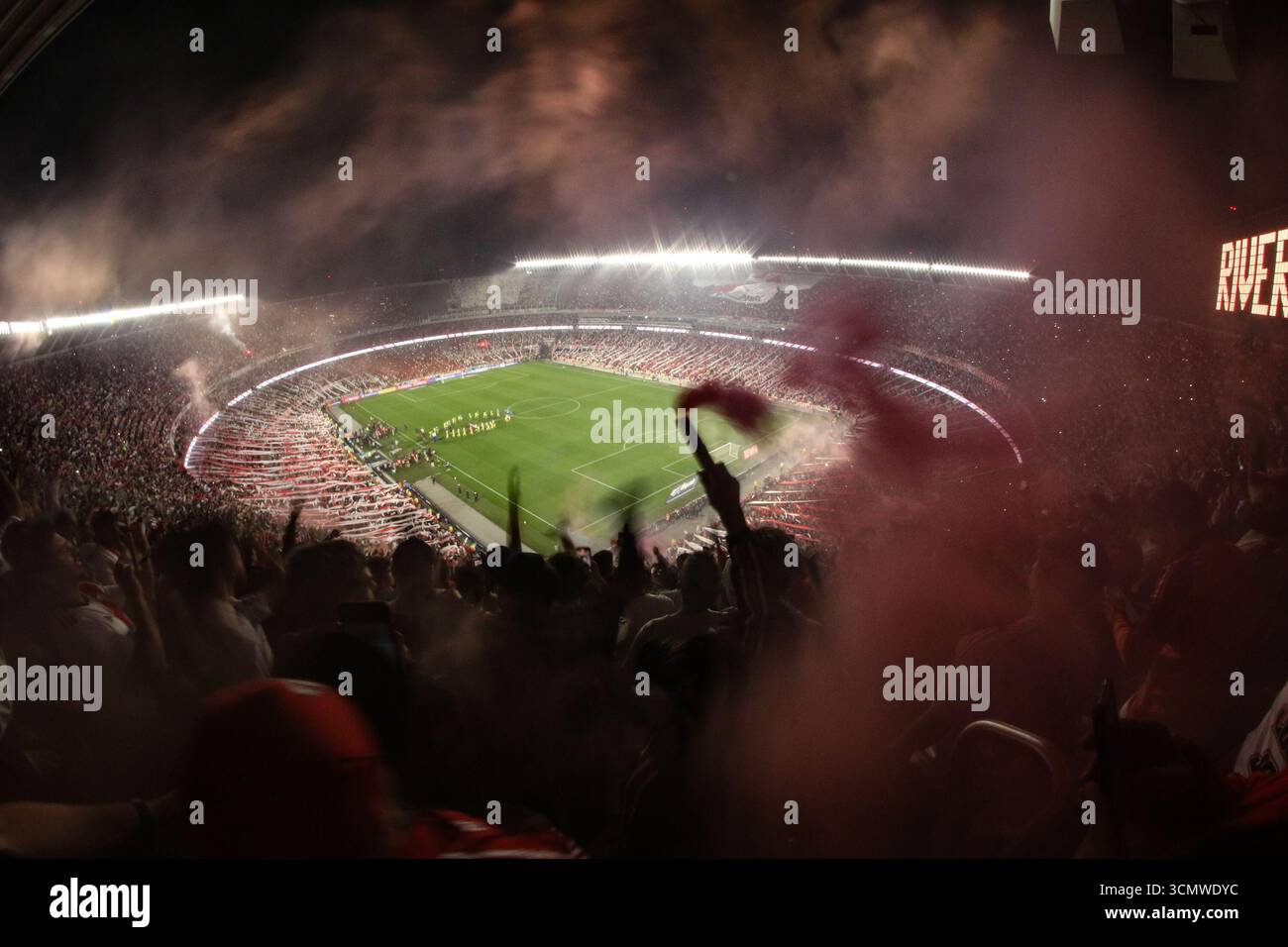 Argentina. 17.09.2025: Vista panoramica dello stadio Mas Monumental durante la partita dei quarti di finale della Coppa Libertadores (crediti: Néstor J. Beremblum/Alamy Live News) Foto Stock