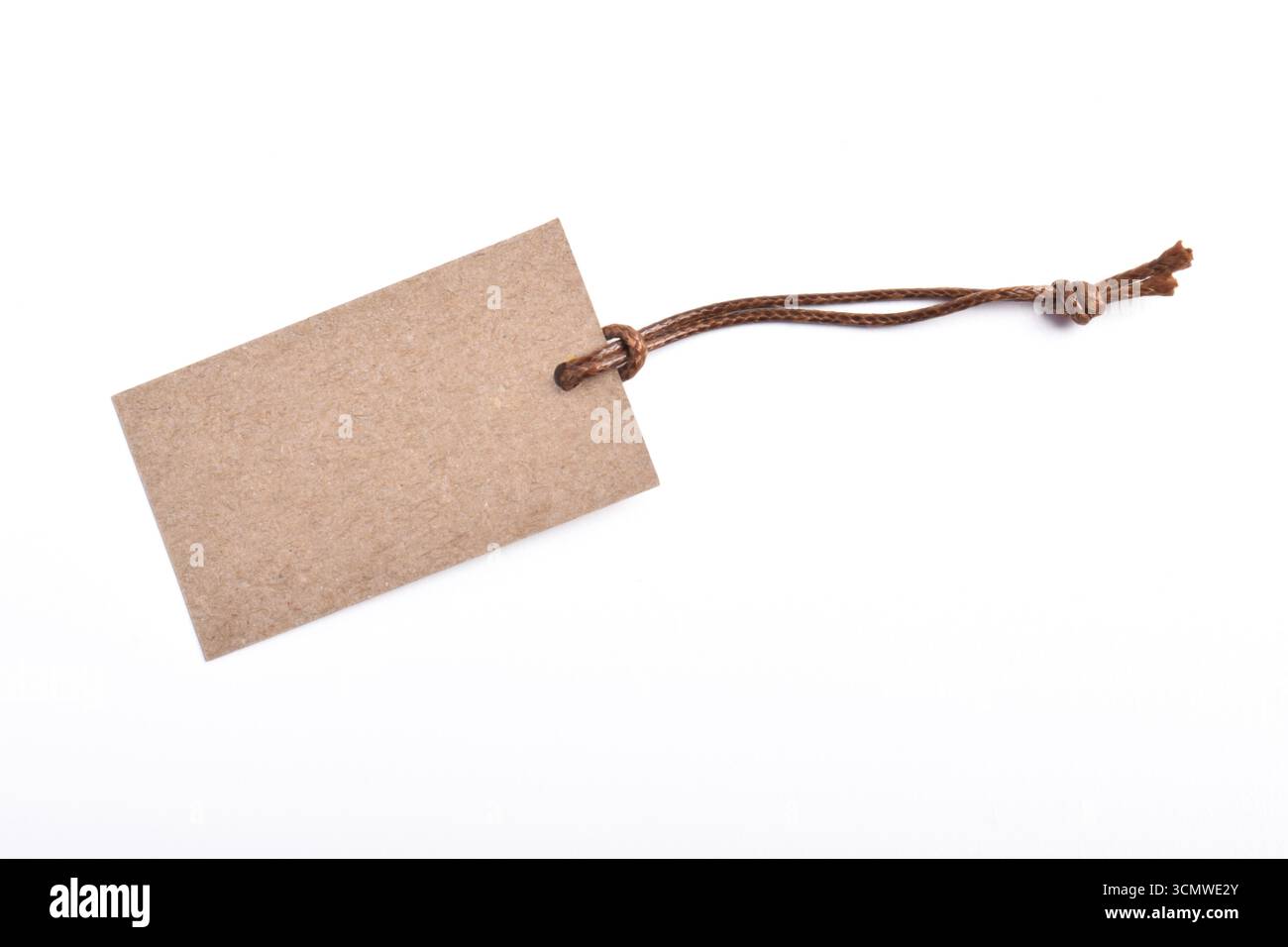 Etichetta marrone in cartone isolata su sfondo bianco Foto Stock