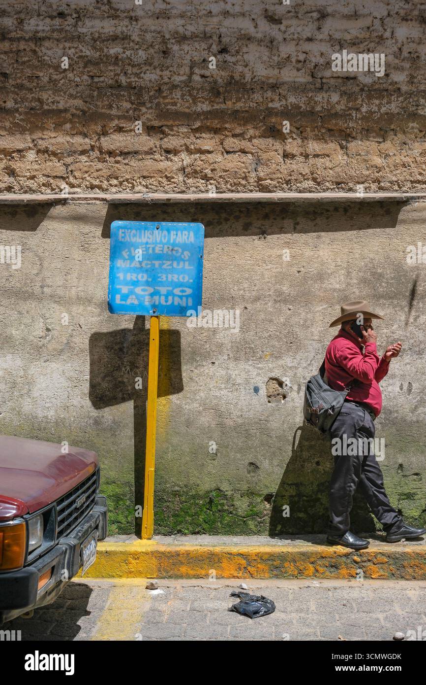 Chichicastenango, Guatemala - 3 luglio 2025: Un uomo in attesa di un taxi in una strada a Chichicastenango, Guatemala. Foto Stock