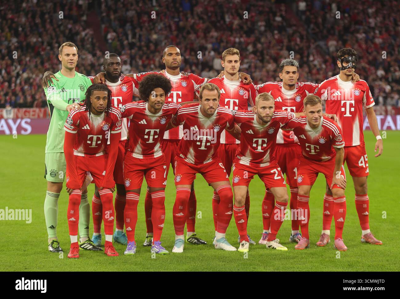 Monaco, Germania. 17 settembre 2025. I giocatori del Bayern Monaco posano per una foto di gruppo prima della partita del primo turno della UEFA Champions League tra Bayern Monaco e Chelsea FC a Monaco, Germania, il 17 settembre 2025. Crediti: Philippe Ruiz/Xinhua/Alamy Live News Foto Stock