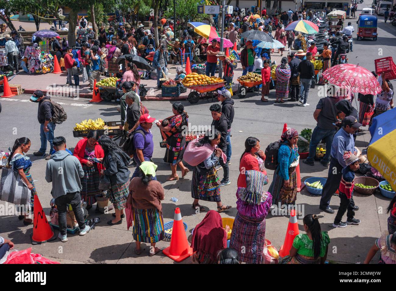 Santa Cruz del Quiche, Guatemala - 6 luglio 2025: Mercato settimanale nel Parco centrale di Santa Cruz del Quiche, Guatemala. Foto Stock