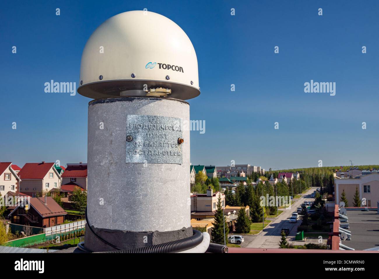 Russia - 17 maggio 2024. Stazione di riferimento GNSS permanente con antenna a cupola Topcon, posizionamento ad alta precisione e infrastruttura dati spaziali. selez Foto Stock