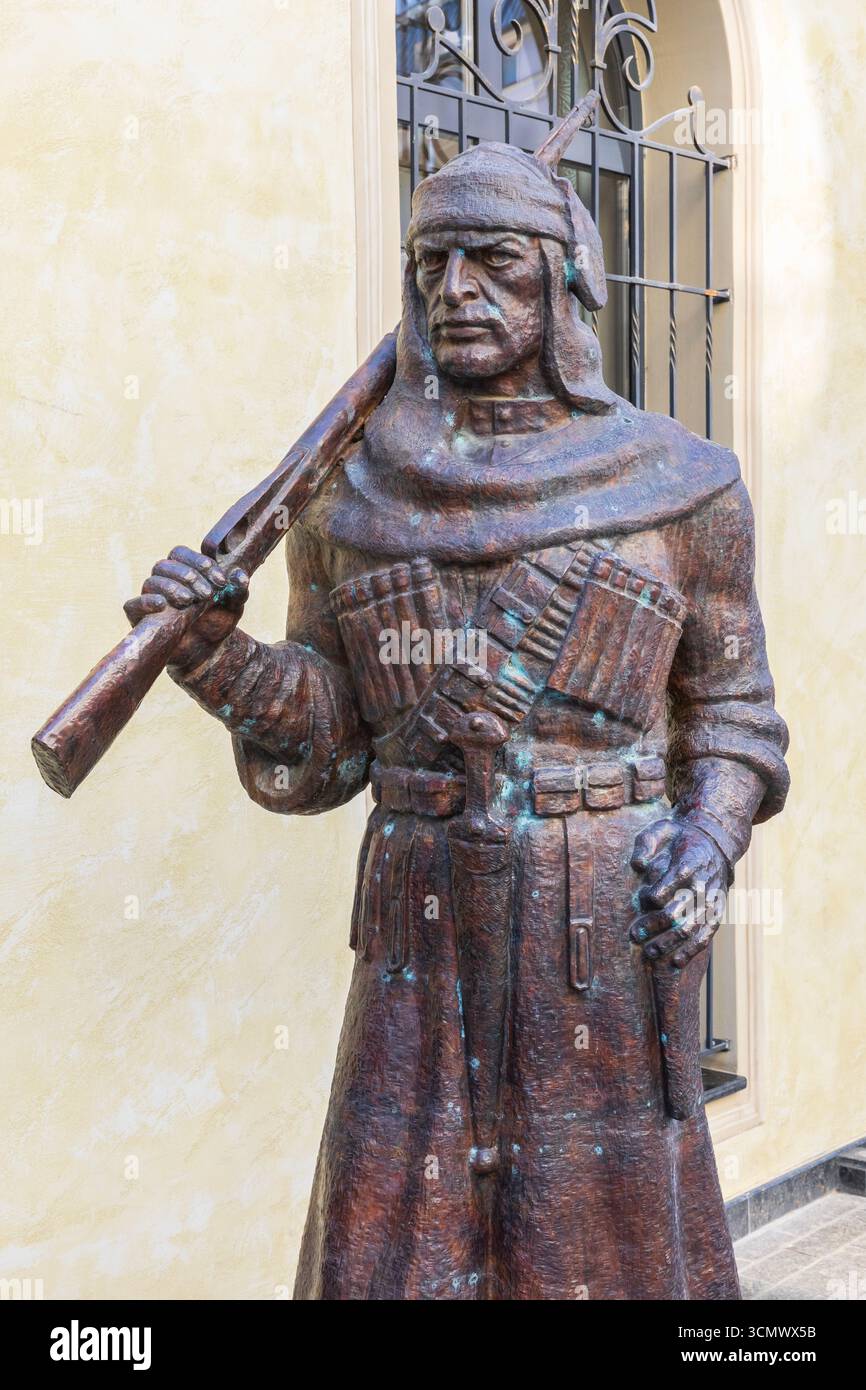 Statua di un famoso artista georgiano vestita come un rivoluzionario in via Ioane Shavteli a Tbilisi, Georgia Foto Stock