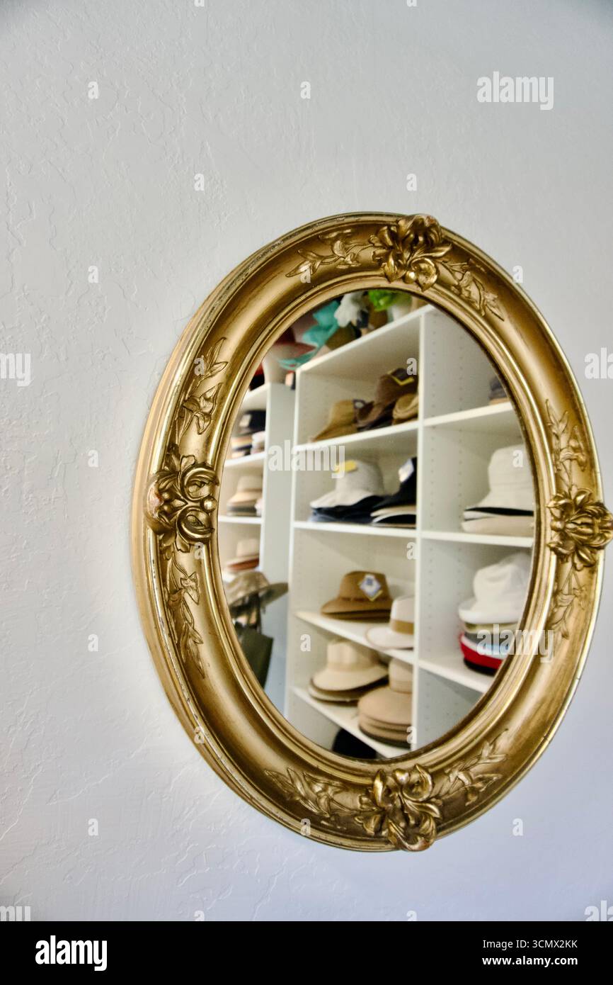 Espositore decorato in oro a specchio per il negozio di cappelli Foto Stock