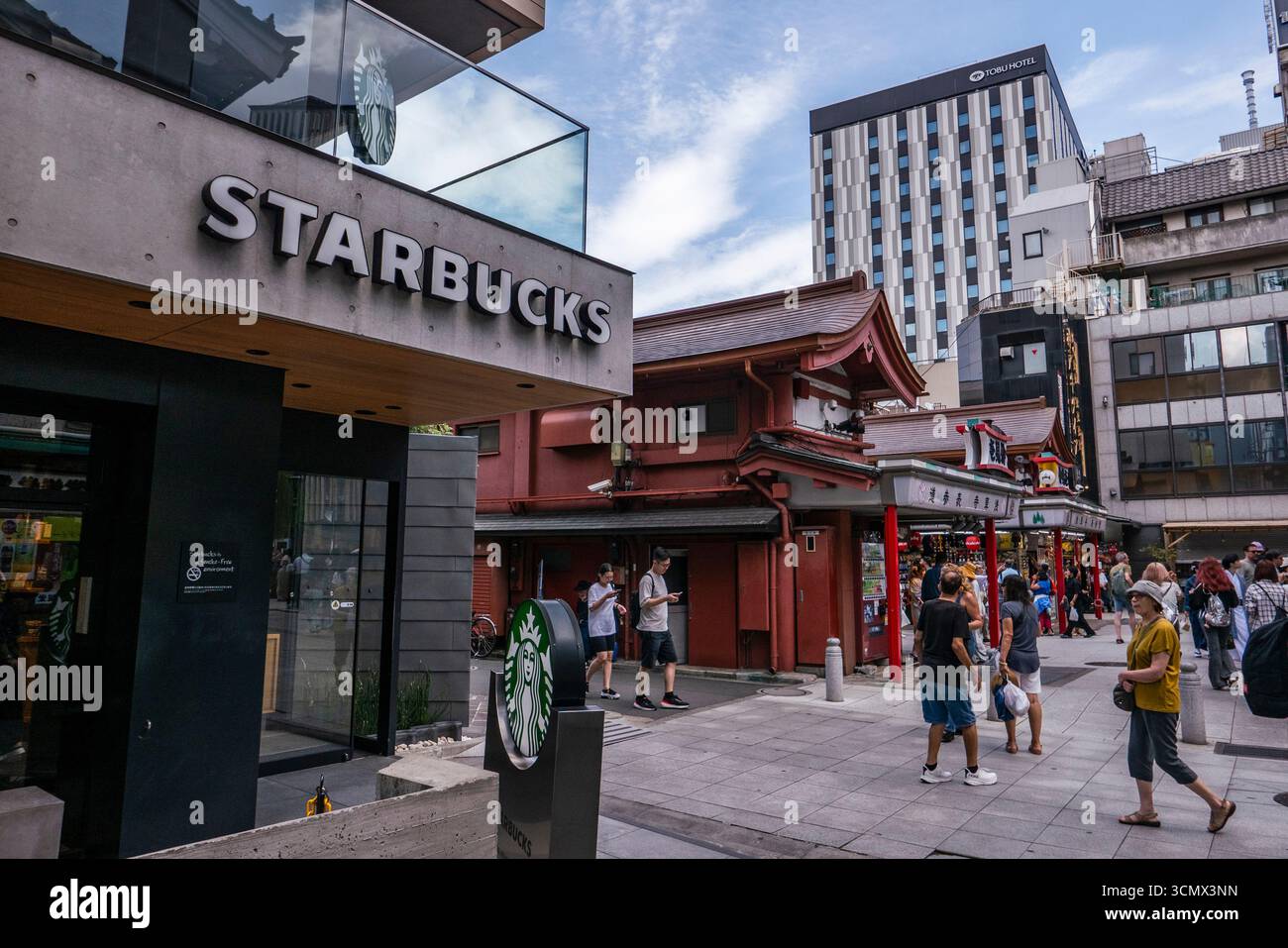 Uno Starbucks Cafe vicino al Tempio senso-ji situato nello storico quartiere Asakusa di Tokyo e nei dintorni del cartello Nakamise-dori a Tokyo, Giappone. Foto Stock