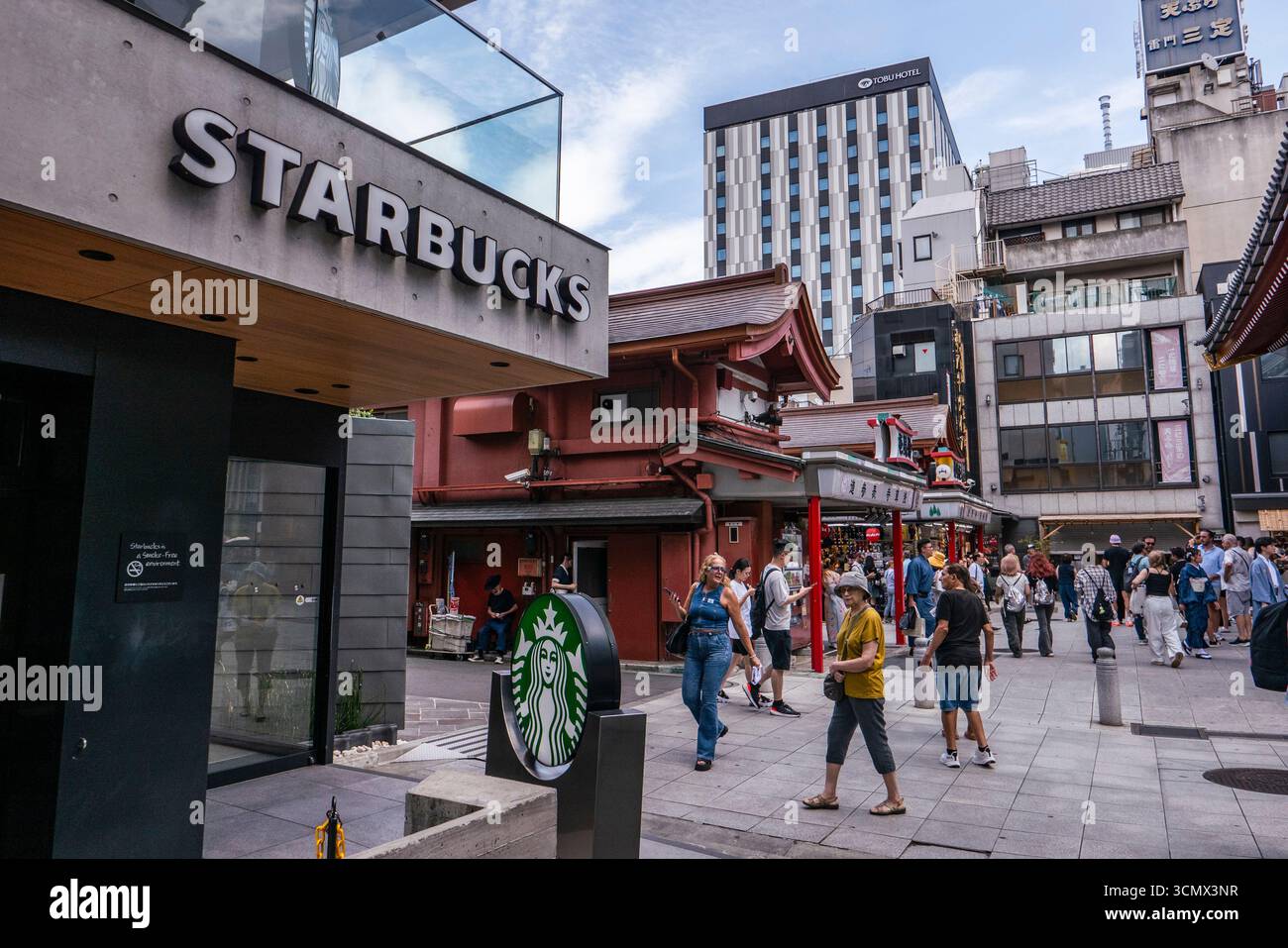Uno Starbucks Cafe vicino al Tempio senso-ji situato nello storico quartiere Asakusa di Tokyo e nei dintorni del cartello Nakamise-dori a Tokyo, Giappone. Foto Stock