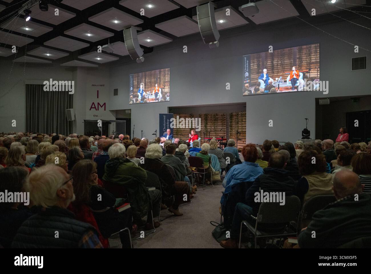 Lyse Doucet parla al suo pubblico del suo nuovo libro Foto Stock