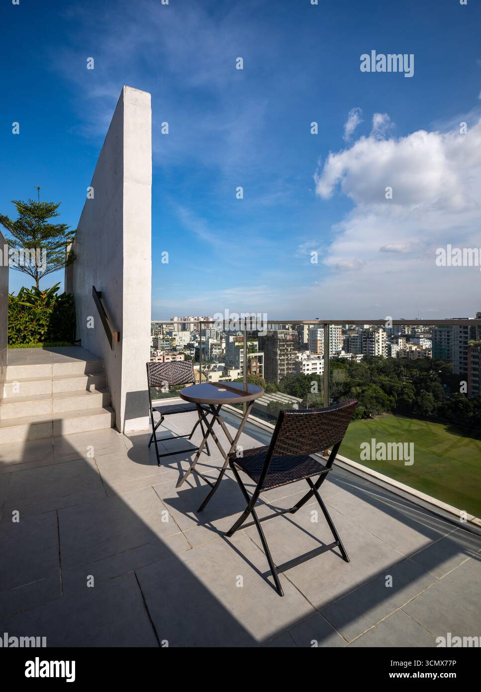 Moderna terrazza all'aperto con area salotto e ampie viste, perfetta per il tempo libero e il lusso. Foto Stock Moderna terrazza all'aperto con area salotto e ampie viste, perfetta per il tempo libero e il lusso. Foto Stock