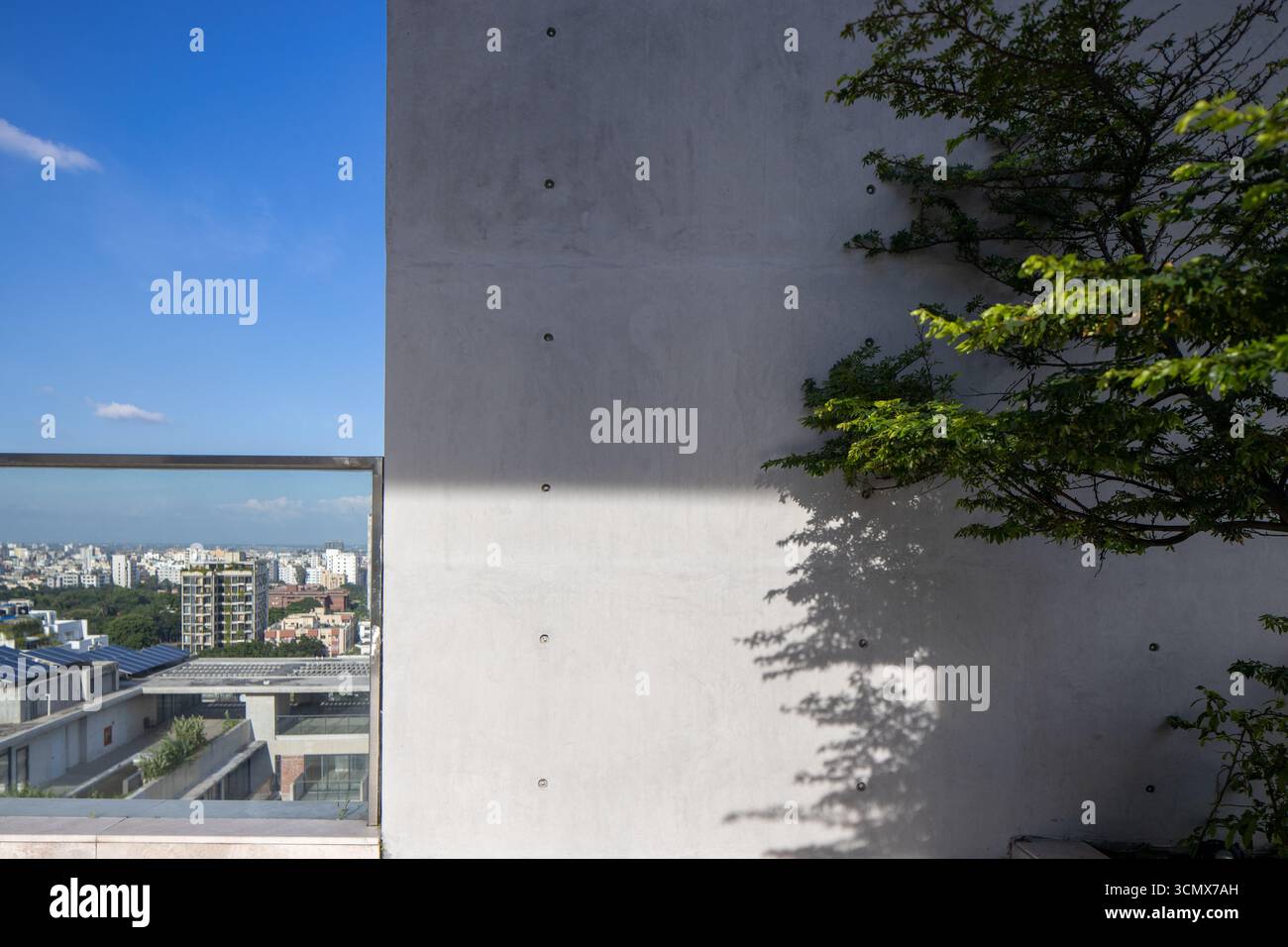 Design architettonico moderno con vista sulla città, per un'esperienza di vita all'aperto elegante e lussuosa. Foto Stock